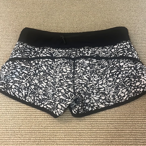 Lululemon Speed Up Low-Rise Lined Short 2.5 - Picture 2 of 3